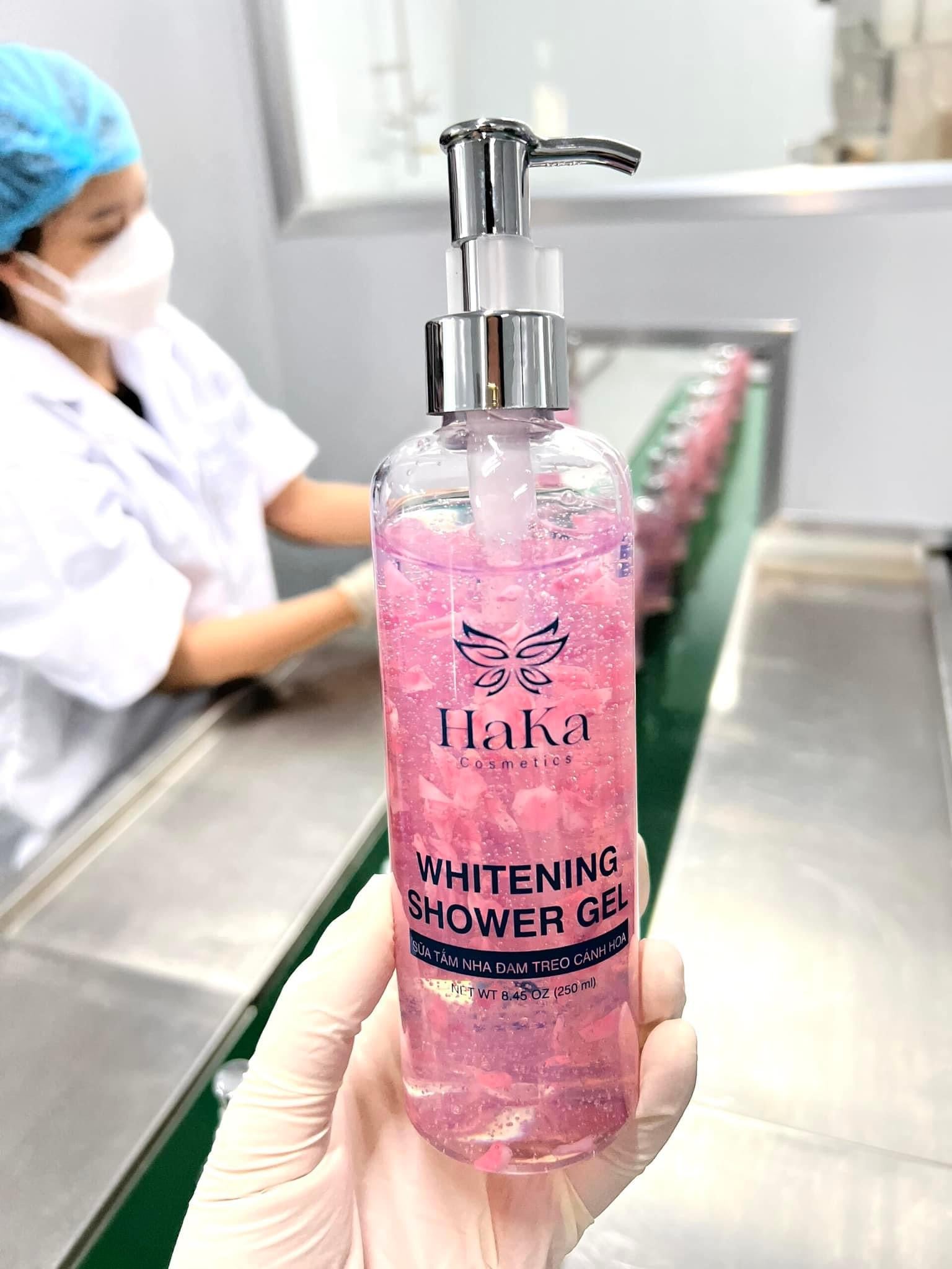 Sữa Tắm Nha Đam Treo Cánh Hoa Haka Whitening Shower Gel